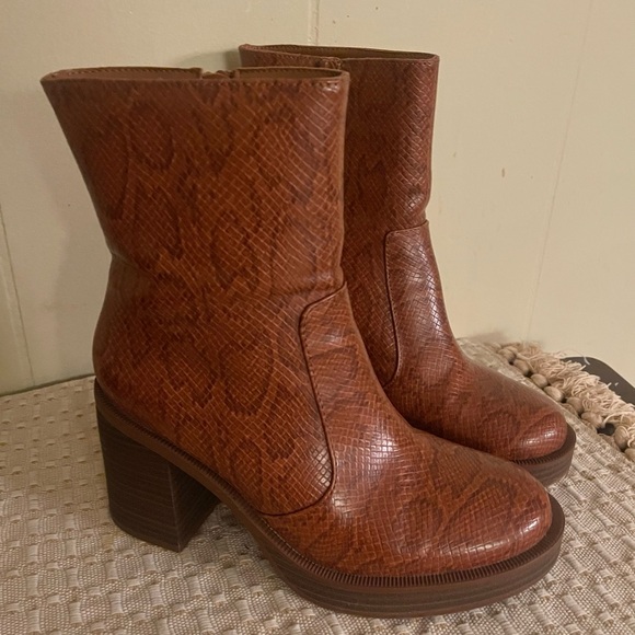 Universal Thread Jenna Platform Boots Brown Snakeskin Faux Leather 6 US - Picture 2 of 6